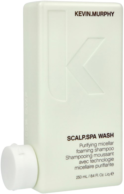Een witte fles met dop, gelabeld 'KEVIN.MURPHY' en 'SCALP: SPA WASH', gebruikt voor haarwas.