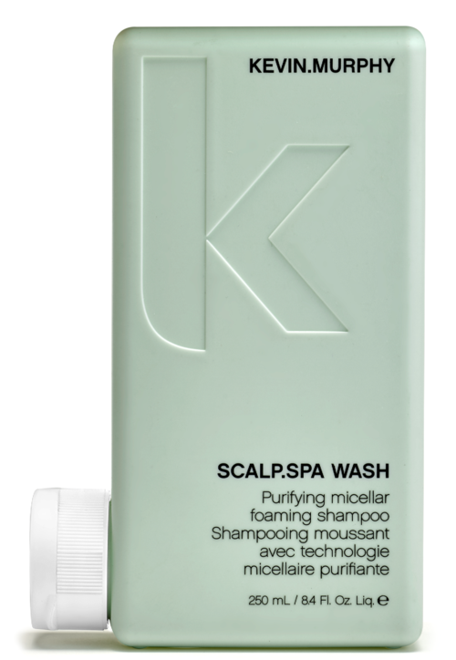 Lichtgroene fles met 'Kevin.Murphy' en een groot 'K'-logo. Het zegt 'Scalp Spa Wash' en beschrijft het als een zuiverende micellaire schuimende shampoo.