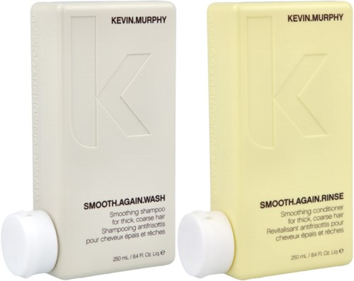 Zwei Shampoo-Flaschen, eine weiß und eine hellgelb, mit großem erhabenen Buchstaben 'K' und schwarzem Text.