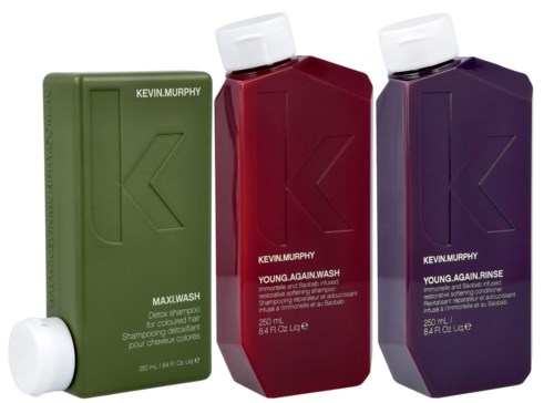 Tre flaskor av Kevin Murphy-produkter i grönt, rött och lila. De är schampo och skölj för olika hårbehov.