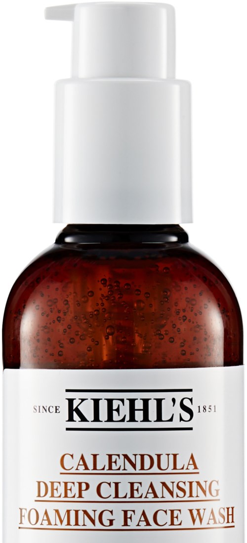 Eine braune Flasche mit weißem Pumpaufsatz und Kiehl's-Label, Calendula Deep Cleansing Foaming Face Wash-Text.