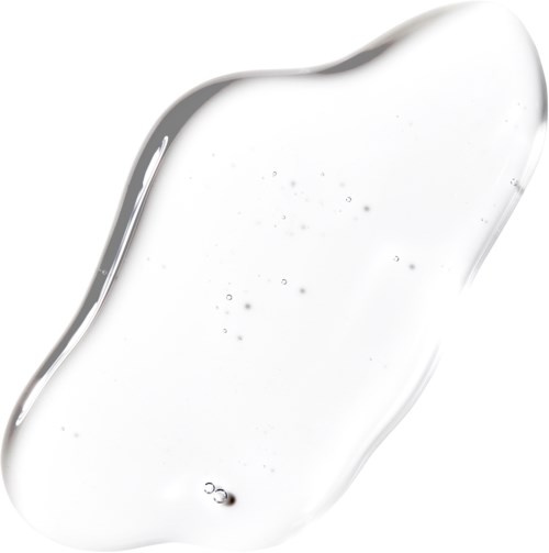Eine klare, leicht gebogene Wassertropfen mit kleinen Bläschen innen. Der Hintergrund ist weiß.