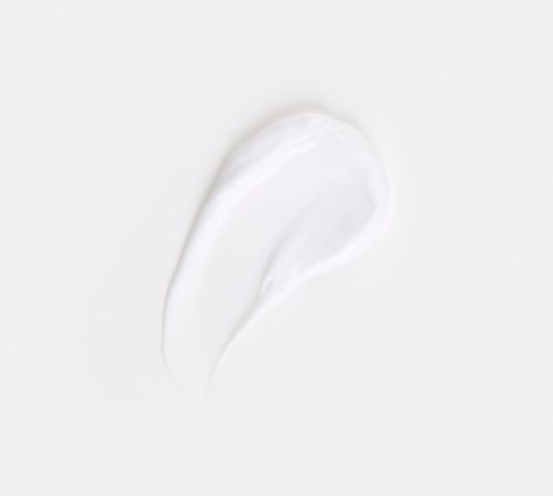 Weiße Creme oder Gel mit glatter, leicht gebogener Form auf hellweißem Hintergrund.
