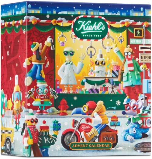 En festlig utstilling med juledekorationer, personer og produkter fra Kiehl's i en fargerik scene.
