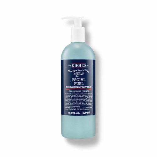 Eine blaue Flasche mit weißem Pumpkopf, etikettiert 'Kiehl's Facial Fuel,' belebende Gesichtsreinigung, 500 ml.