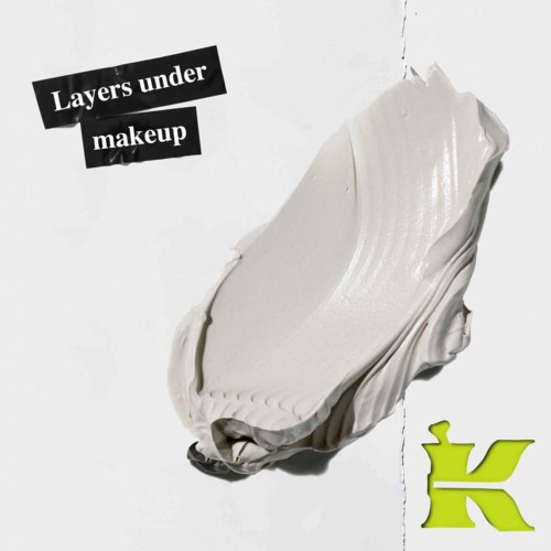 En bortstötning av vit makeup med text som säger 'Lagret under makeup' och en grön logga i hörnet.