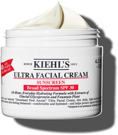 Ein weißer Behälter mit Kiehl's Ultra Facial Cream, roter und schwarzer Text, geöffnet mit Creme.