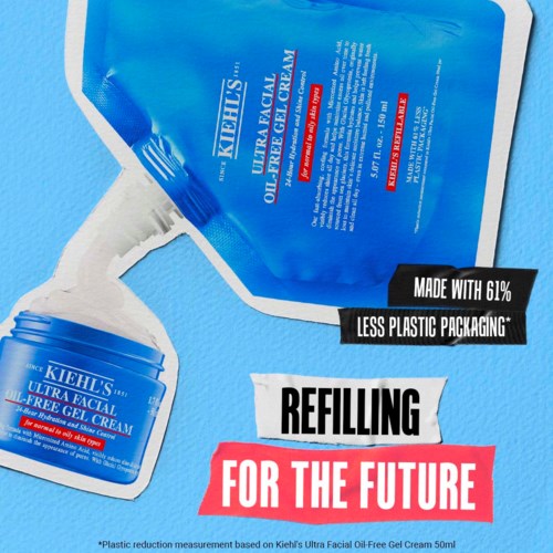 Kiehl's Hautpflegeverpackung mit einem blauen Tiegel, der aus einem blauen Beutel nachgefüllt wird, mit Slogans zu weniger Plastik und Zukunft.