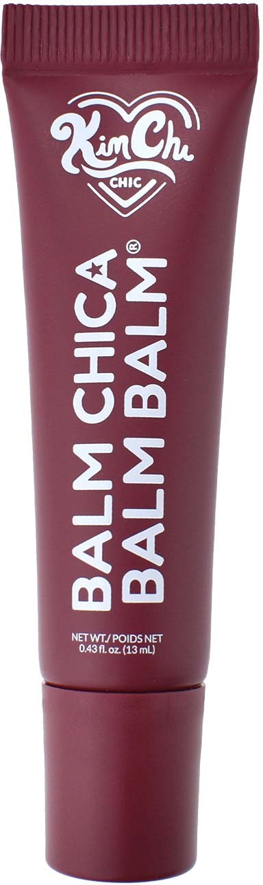 Tummanpunainen KimChi Chic Balm Chic Balm -tuubi, jossa valkoinen teksti ja logo.