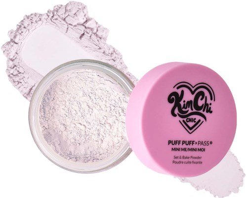 Pinkki KimChi Chic puuteriastia ja ympärillä valkoista puuteria.