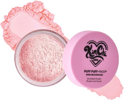 KimChi Chic pink setti ja paistopulveri läpinäkyvässä purkissa vaaleanpunaisella kannella, vaaleanpunainen poskipuna painetussa muodossa.