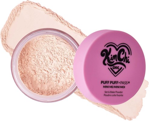 Rungon pinkki-purkki merkinnällä Kim Chi Chic ja sisältäpuheena puuteri sekä beigeväriä irtokarkkipilviä