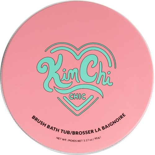 Roze verpakking van een badbom met de merknaam 'Kim Chi Chic' in blauwe en zwarte tekst, hartvormig.