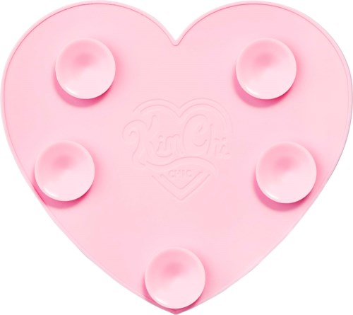 Roze hartvormige siliconen mal met vijf ronde holtes, waarschijnlijk voor chocolade of snoepjes.