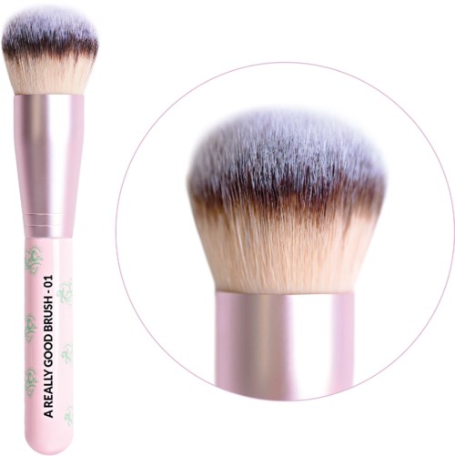 En fluffy makeup-borste med rosa håndtak og hvite og grå børster, merket "A REALLY GOOD BRUSH-01."