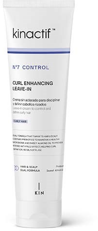 Een witte tube met blauwe lijnen en zwarte tekst, gelabeld 'Kinactif' en 'N°7 Control', voor haar- en hoofdhuidverzorging.