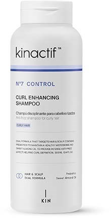 Een witte fles Kinactif N°7 Control Curl Enhancing Shampoo voor droog haar en hoofdhuid. Bevat instructies en productdetails.