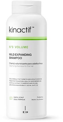 Een witte fles Kinactif N3 Volume shampoo, bedoeld om haar dikker en voller te laten lijken.