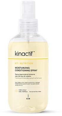 Een doorzichtige fles Kinactif hydraterende conditioner spray met witte pomp, gemarkeerd voor huid en hoofdhuid.