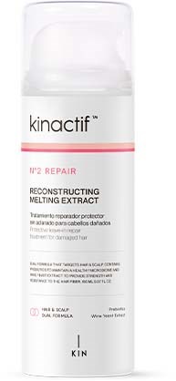 Een witte fles met 'Kinactif' erop, met roze en zwarte tekst, waarschijnlijk een haarverzorgingsproduct voor beschadigd haar.