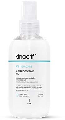 Een heldere fles met 'Kinactif' en 'Sun Protective Milk' voor haardekking, met spuitdop.