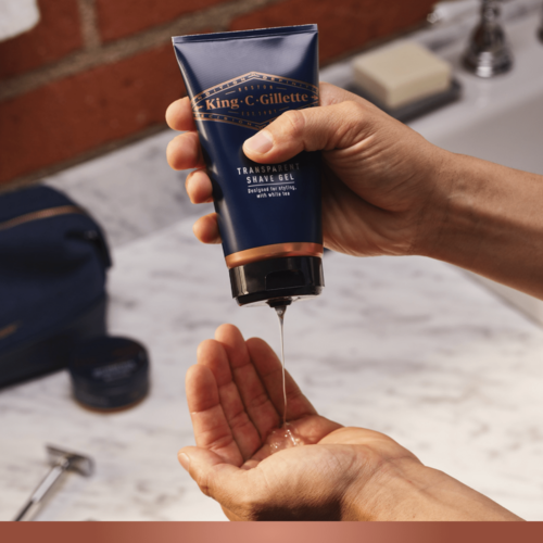 En person trenger ut barbergelé från ett rör märkt "King C. Gillette" på handen.