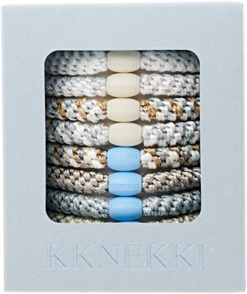 Låda med färgglada hårband och elastiska band med blå och vita knappar, märkt KKEKKI.