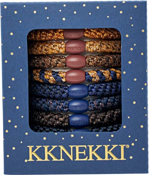 Förpackning med färgglada flätade hårband med KKENKKI-logga, blå förpackning med guldstjärnor.