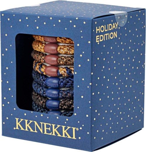 Bok med färgglada flätade hårband märkt Holiday Edition med KKNEKKI-logotyp.