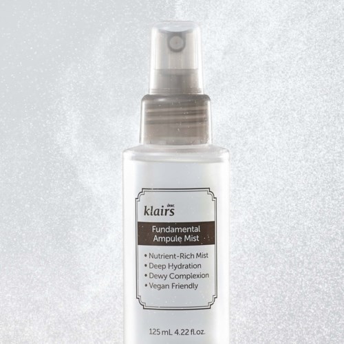 Doorzichtige sprayfles met label Klairs Fundamental Ample Mist en belangrijke kenmerken op de voorkant.