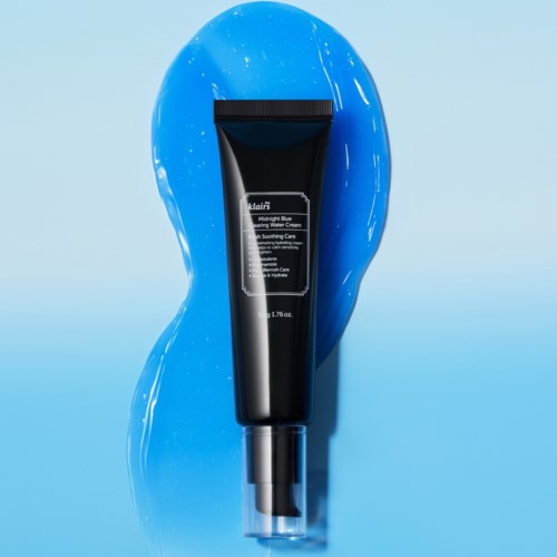 Een zwarte tube hydraterende crème op een blauwe ondergrond met waterspetters eromheen.