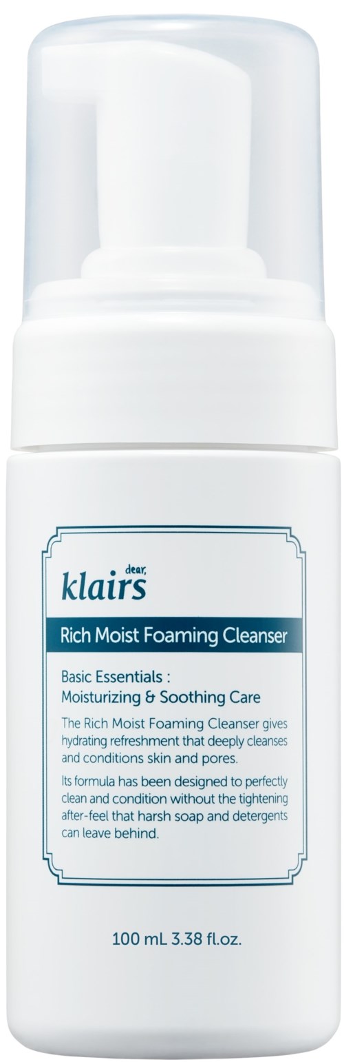 Een witte fles met pomp, label zegt 'Rich Moist Foaming Cleanser' voor hydraterende en kalmerende huidverzorging.