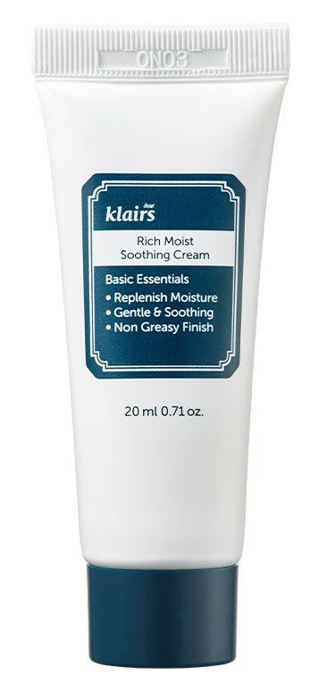 Witte tube van Clares Rich Moist Soothing Cream met blauwe label, 20 ml, voor hydratatie en kalmering van de huid.