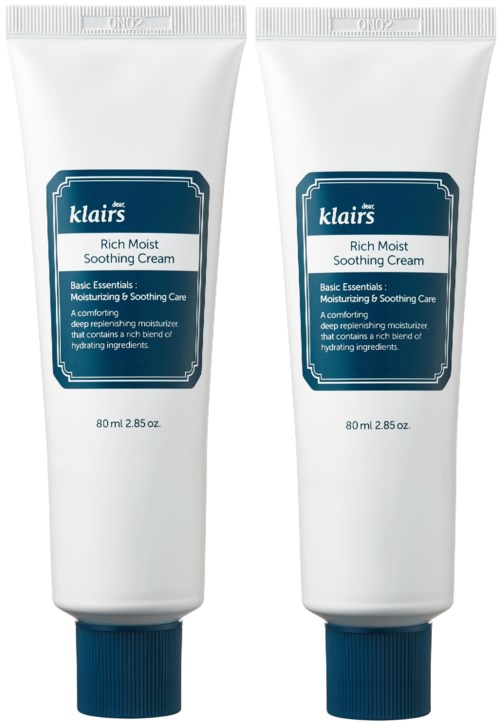 Twee witte tubes van Klairs Rich Moist Soothing Cream met blauwe deksels en labels, rechtopstaand.
