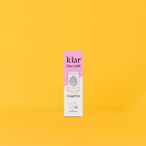 Klar deodorant navulverpakking op een gele achtergrond. Het beschermt 48 uur.