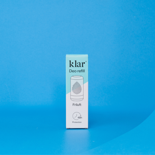 Een klein doosje met 'klar Deo refill' en een vingerafdrukpictogram, staat op een blauwe achtergrond.