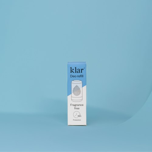 Een klein blauw doosje met 'Klar' en 'Deo refill' erop, tegen een lichtblauwe achtergrond.