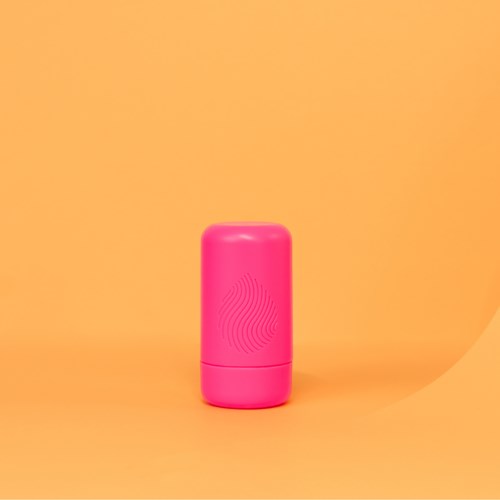 Een roze container met een getextureerde oppervlakte op een gele achtergrond.