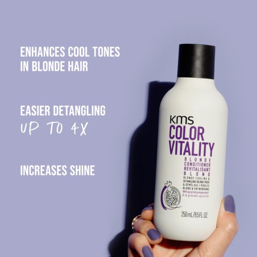Fles met KMS Color Vitality Blonde conditioner met tekst die voordelen voor blond haar benadrukt.