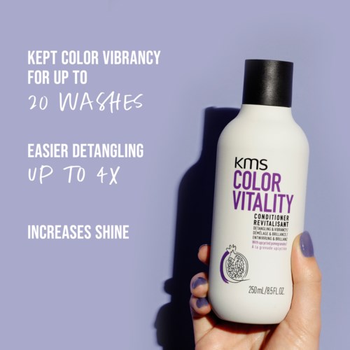 Tekst over haarverzorging: kleurvibrantie, ontwarring, glans. Afbeelding van een fles KMS Color Vitality conditioner.