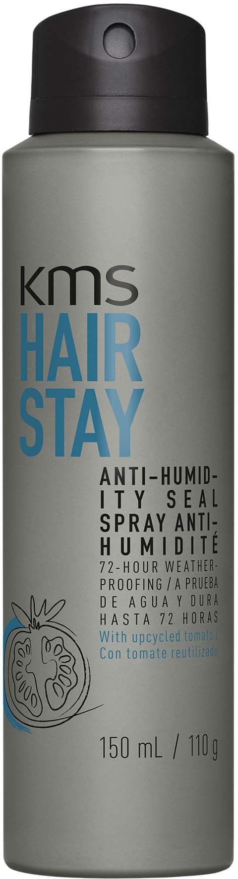 Een grijze fles met zwarte dop, gemerkt KMS HAIR STAY anti-humiditeitsspray voor haar.