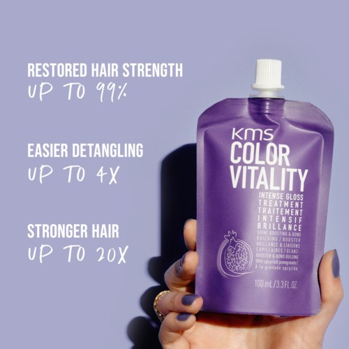 Een hand houdt een paarse haarverf fles. De fles toont voordelen: sterker, gemakkelijker te kammen en fellender haar.