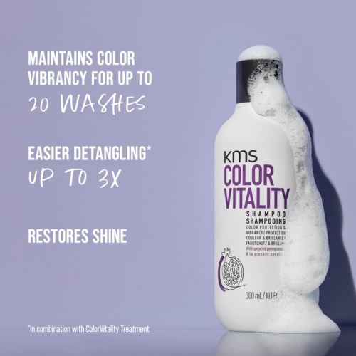 Een shampoo fles met tekst over kleurbewaring, gemakkelijk ontwarren en glans, met zeepbellen.