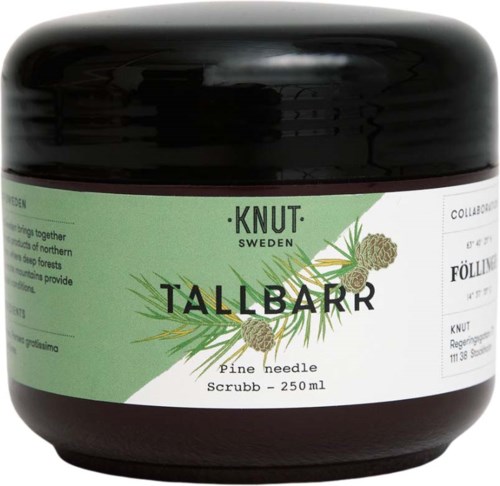 Ein schwarzer Behälter mit hellgrünem Etikett, mit Kiefernnadeln und Zapfen, beschriftet "TALLBARR" und "Pine needle Scrubb".