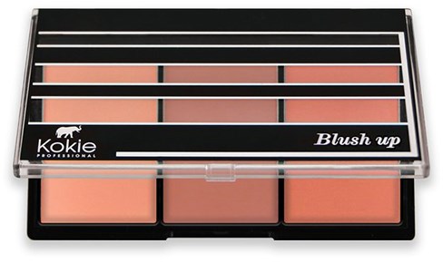 Makeup palette met drie blushkleuren in een zwarte doos, gemarkeerd "Blush up" door Kokia.