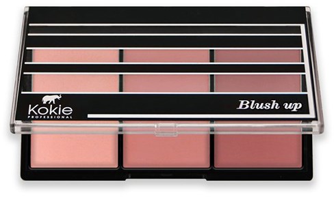 Eine Makeup-Palette mit drei rosa Rouge-Tönen und einem transparenten Deckel mit der Aufschrift 'Blush up' von Kokié.