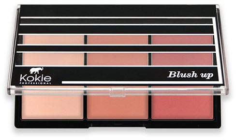 Eine Makeup-Palette mit drei Rouge-Tönen, Beschriftung 'Blush up', in einer schwarzen Verpackung mit transparentem Deckel.