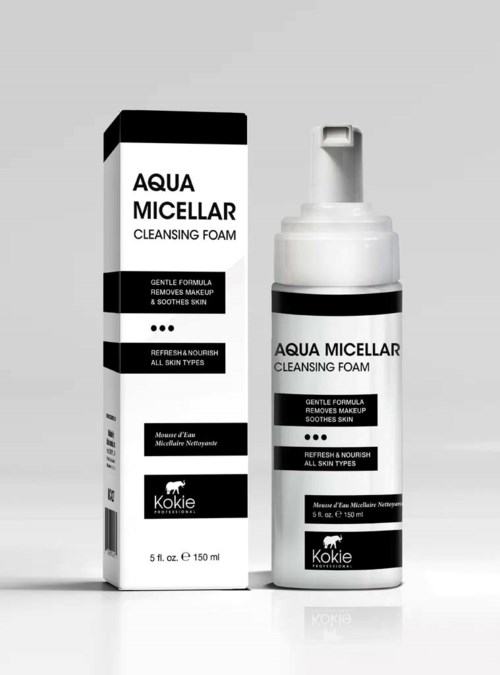 Een doos en fles met etiket voor Aqua Micellar Cleansing Foam, zwart-wit ontwerp, beschrijft milde make-upverwijdering.