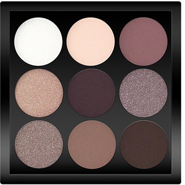 En svart øyeskyggepalett med ni nyanser, inkludert hvitt, rosa, lilla og shimmer taupe, arrangert i tre rader.