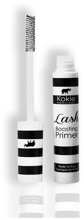 En svart-hvitt stripet øyenvippeprimer med børste, merket "Kokie Lash Boosting Primer" fra Italia.